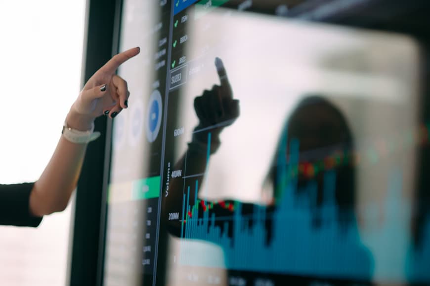 Como transformar notícias em decisões melhores no mercado financeiro