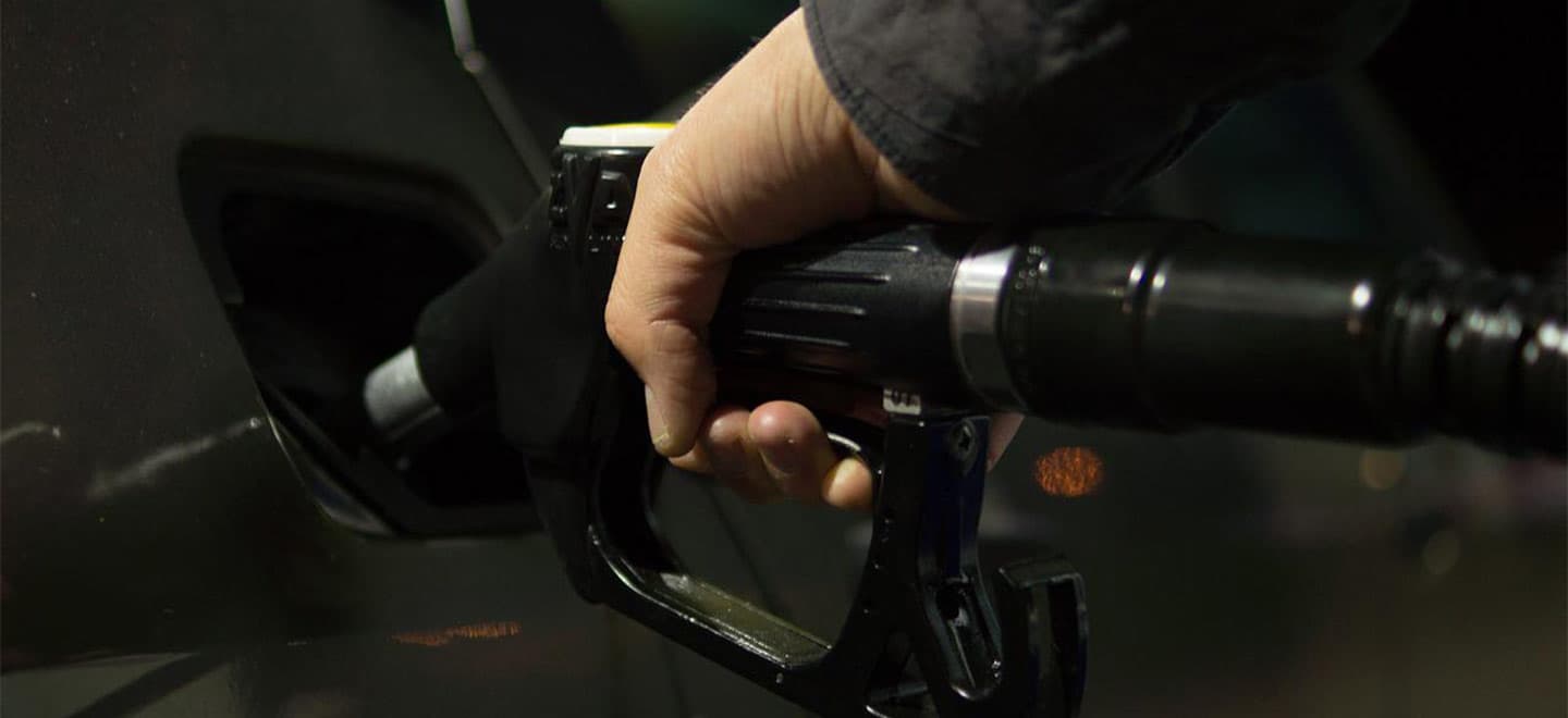 Por que o preço da gasolina está caindo no Brasil?